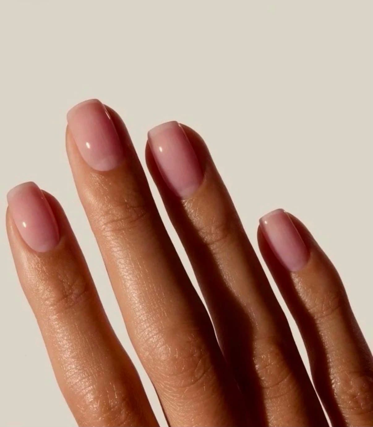 Natuurlijke nagels in een zachte nudetint
