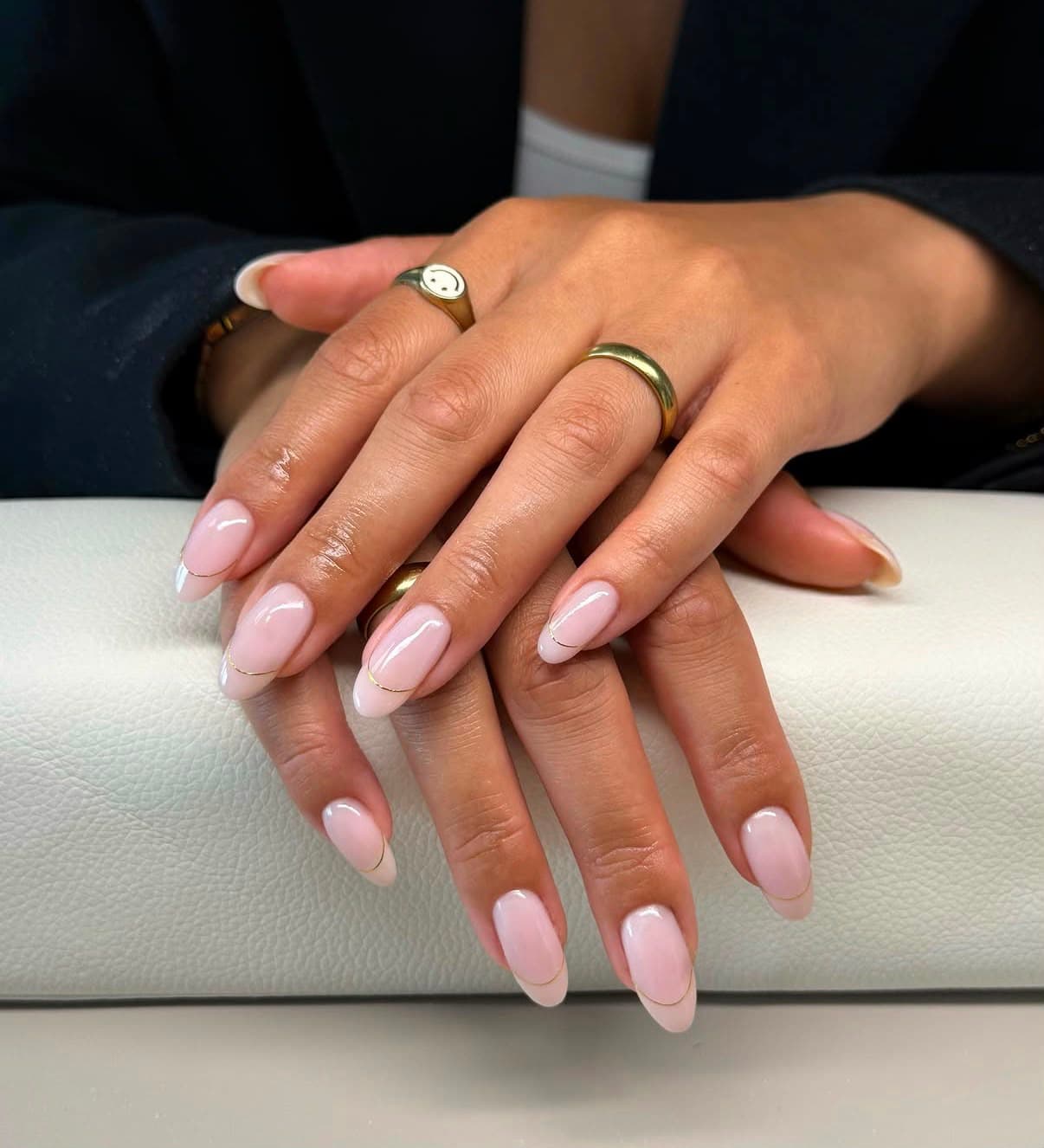 Elegante amandelvormige nagels met een subtiele French