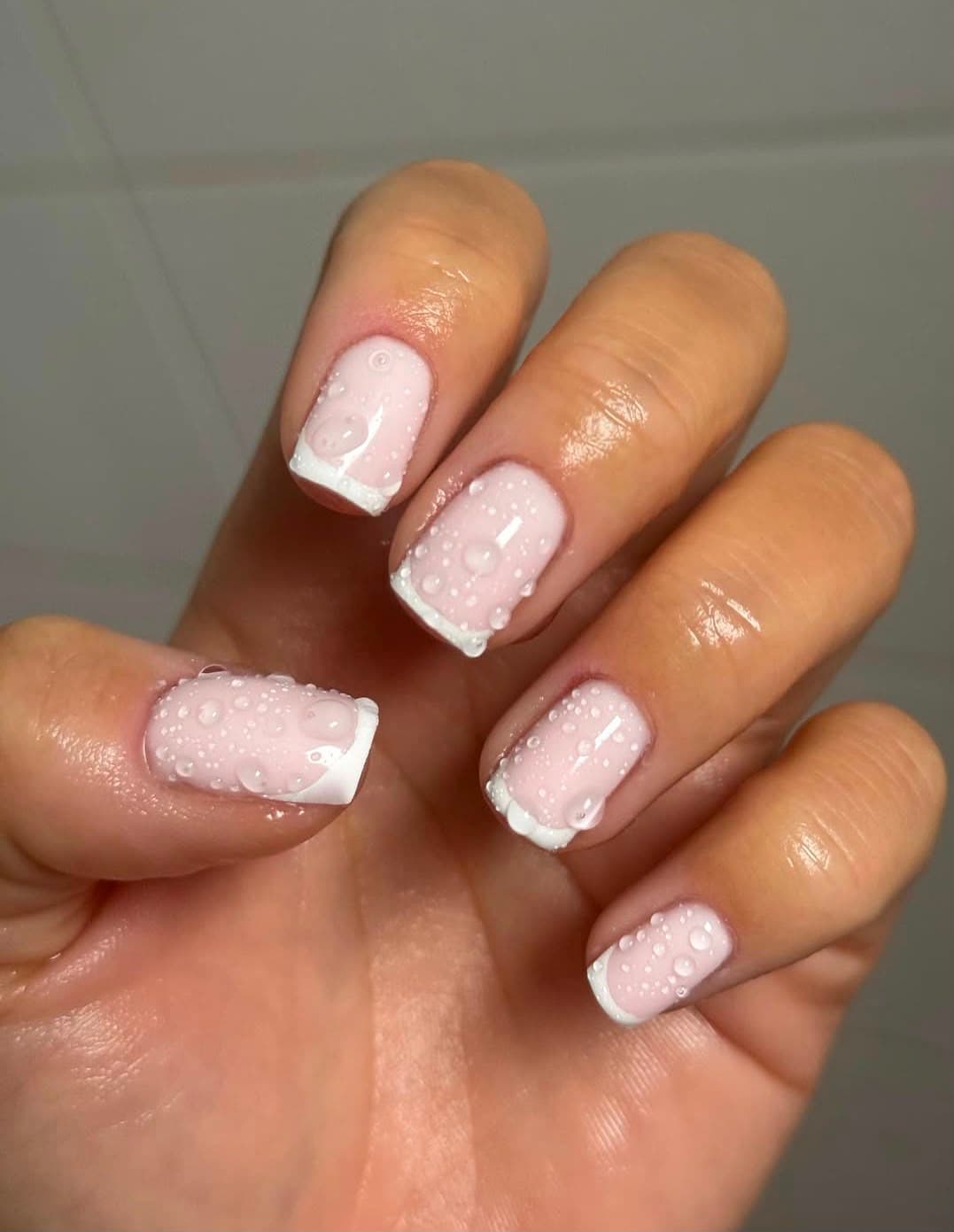 Verzorgde French manicure met witte tips