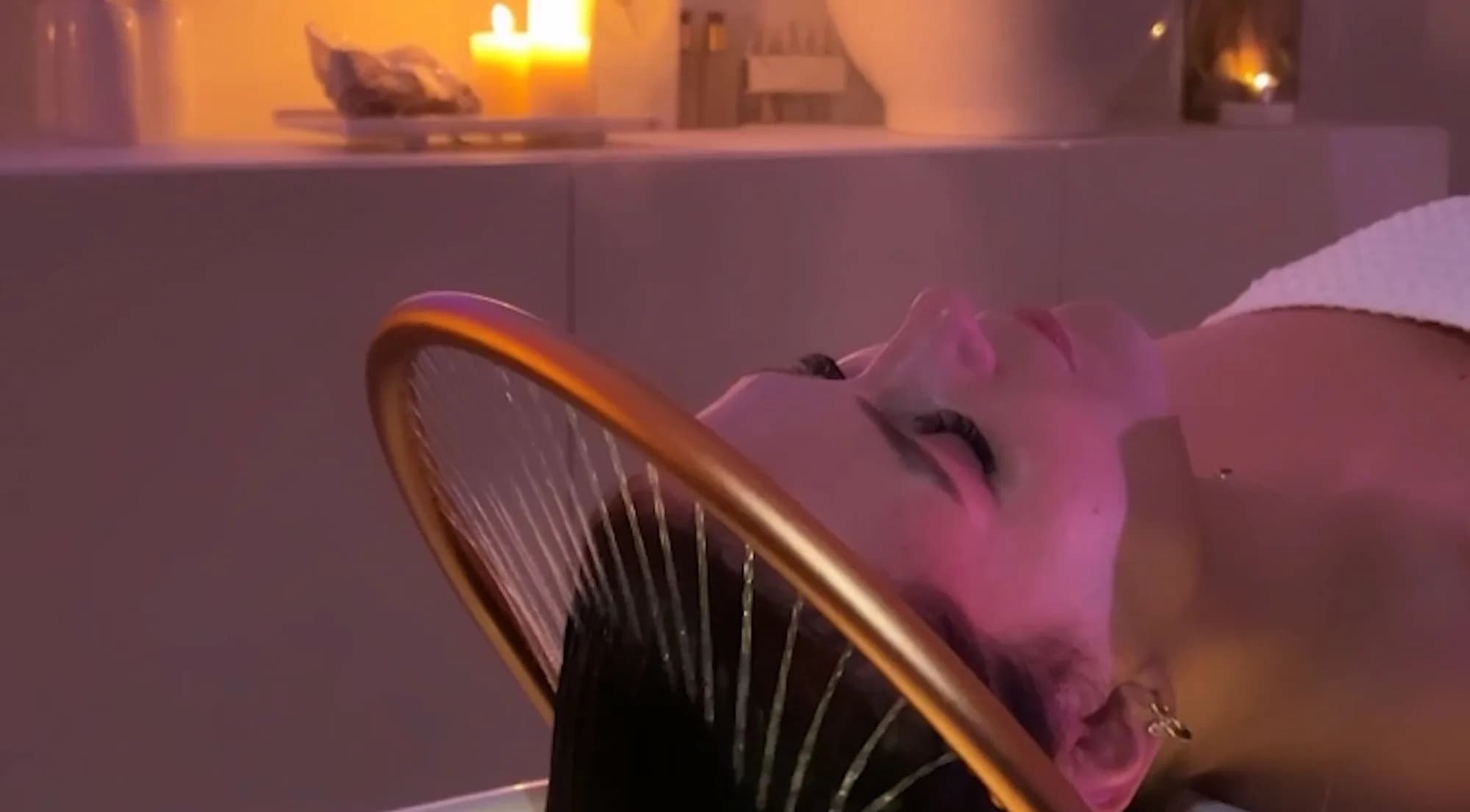 Gloria, eigenaresse van Head Spa Enschede in haar salon