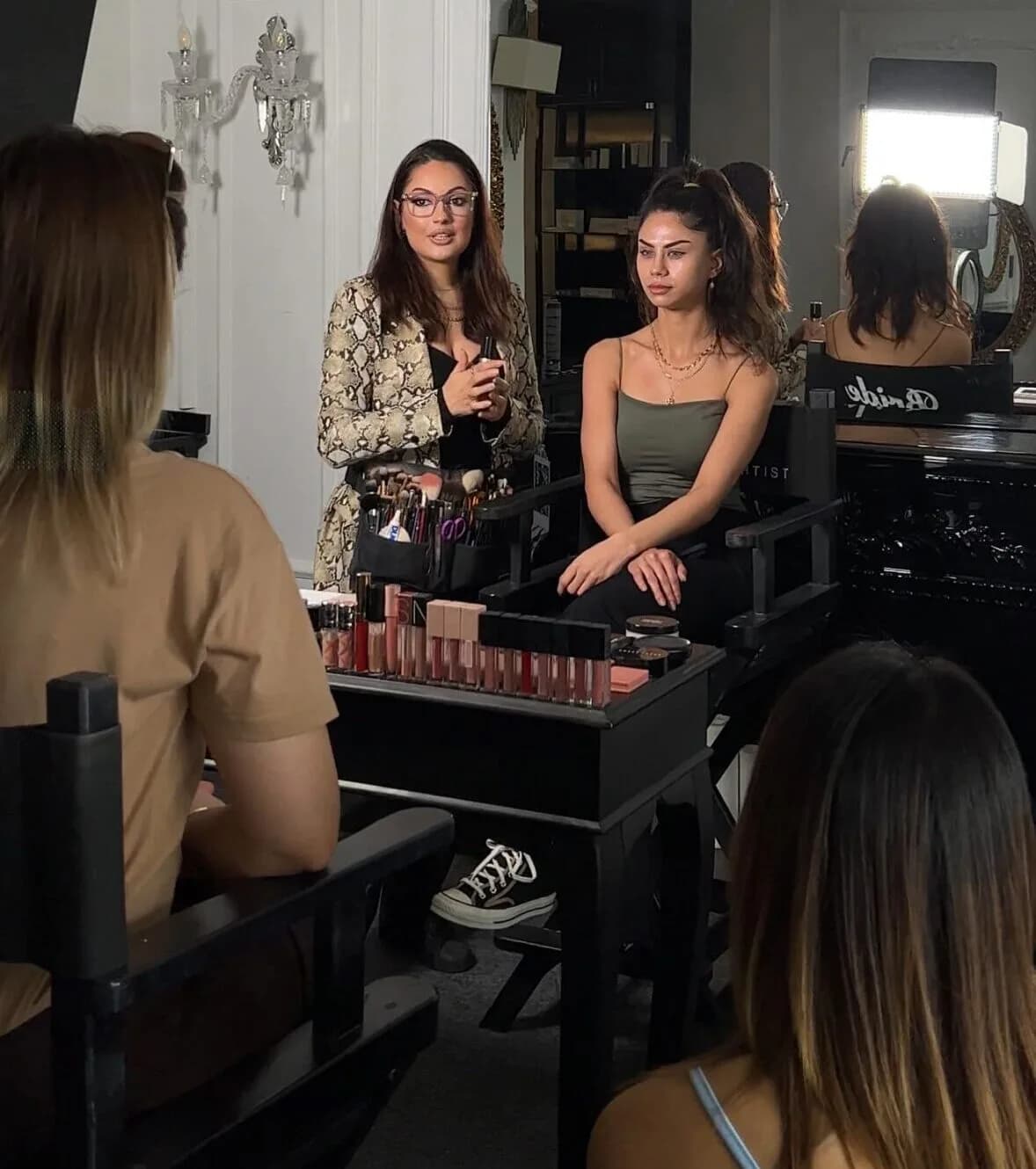 Visagiste Busra geeft een make-up cursus bij Head Spa Enschede