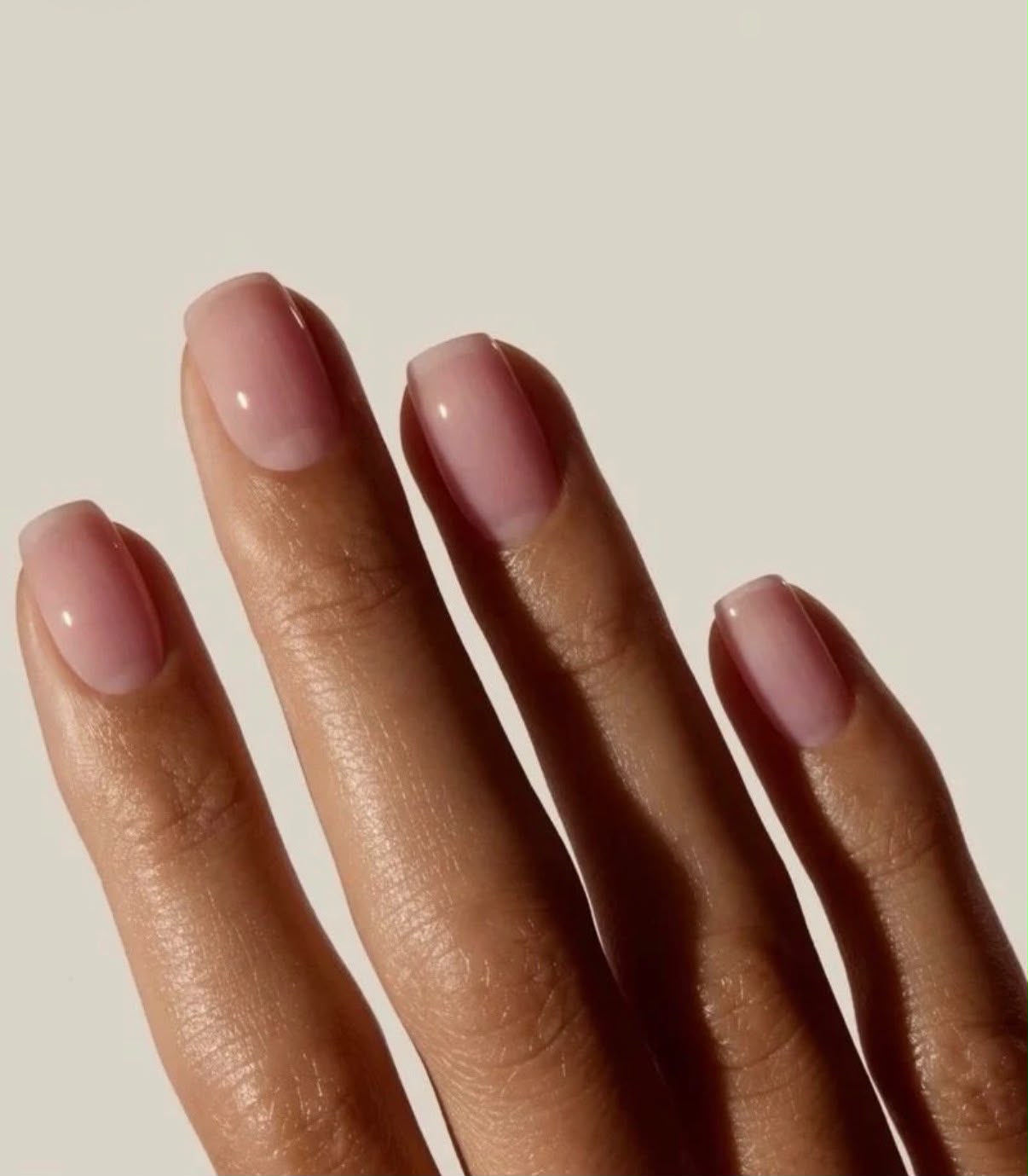 Natuurlijke nagels in een zachte nudetint